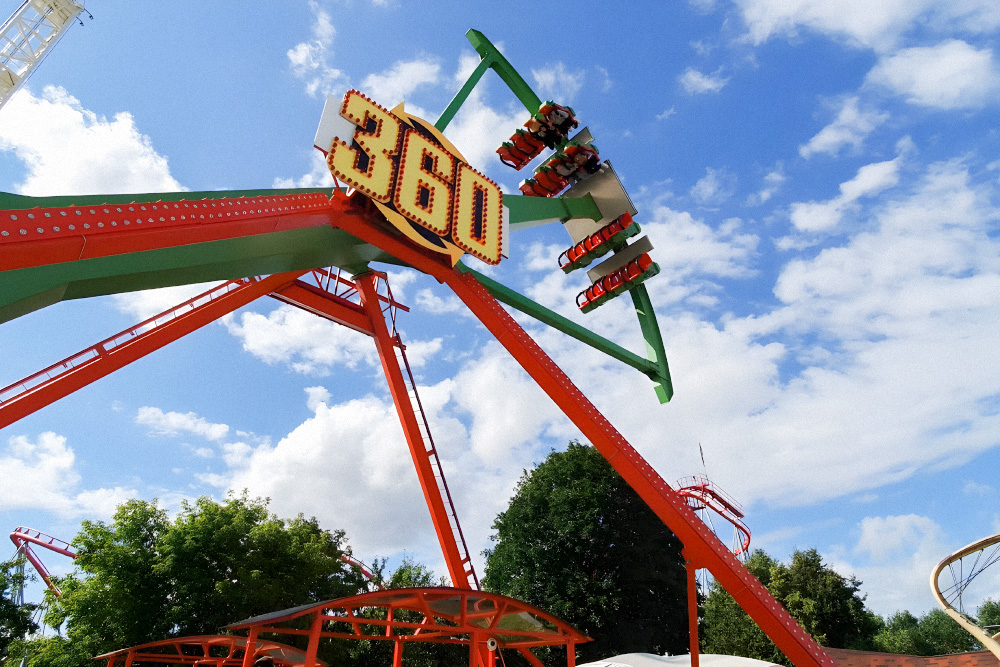Огромные качели «Ладья 360» полностью оправдывают свое название. Источник: Valery Shanin / Shutterstock