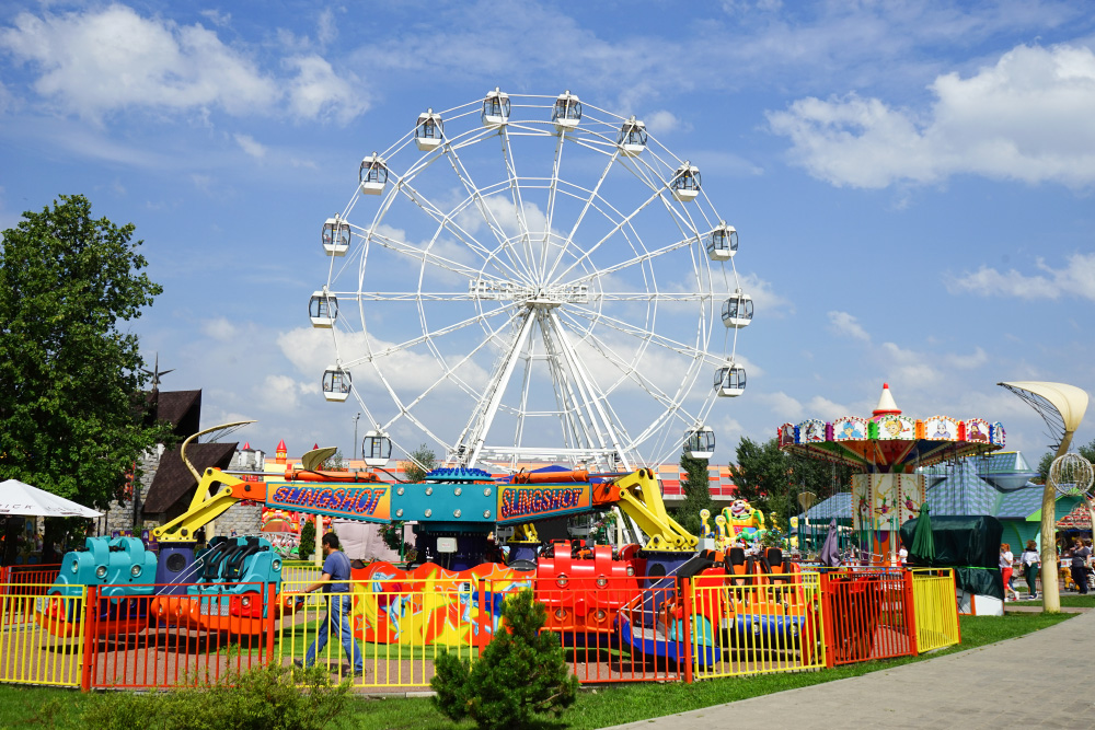 Колесо обозрения в парке «Сказка» не очень высокое, но кататься на нем интересно. Источник: Valery Shanin / Shutterstock