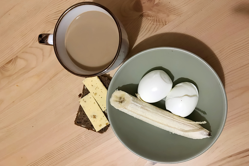 Завтрак: вареные яйца, банан, бутерброд с сыром, кофе