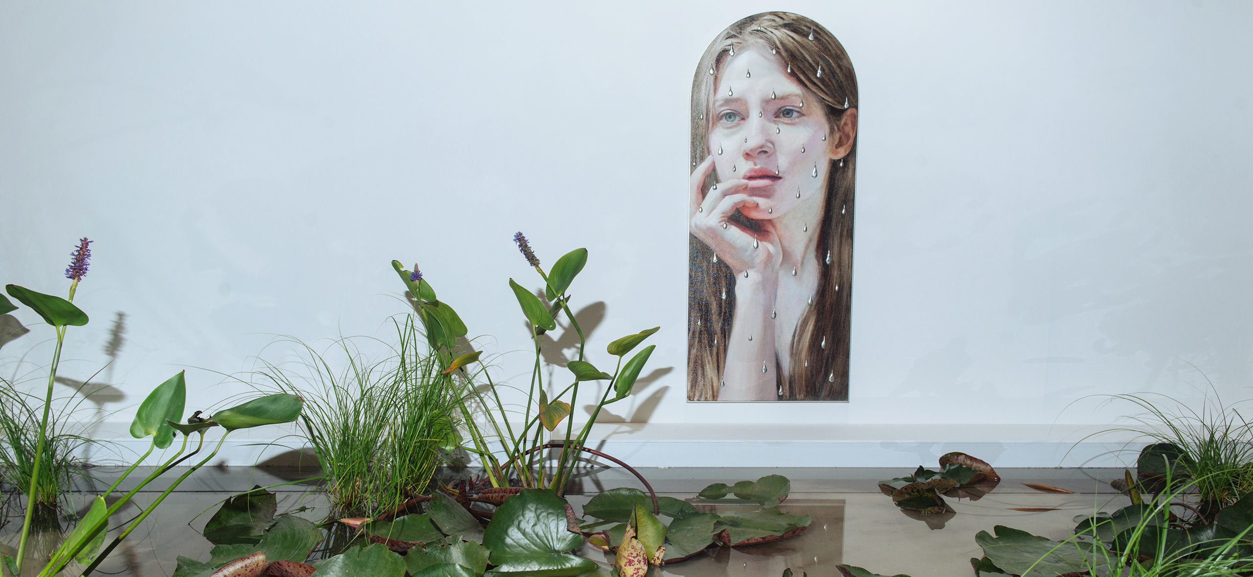 В Москве открылась главная российская ярмарка современ­ного искусства Cosmoscow: посмо­трите, как она устроена