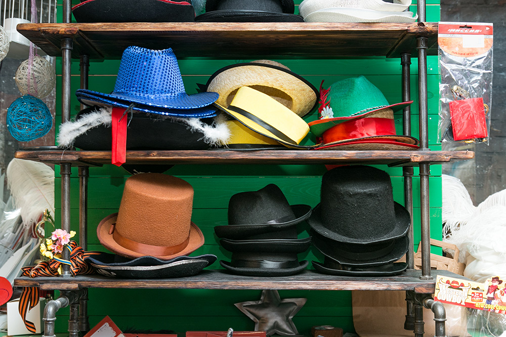 В «Комоде» есть целая коллекция париков, шляп, головных уборов и бутафорского оружия