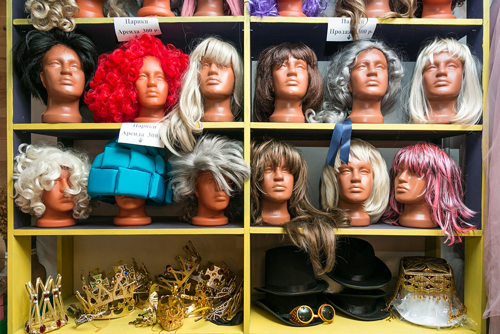 В «Комоде» есть целая коллекция париков, шляп, головных уборов и бутафорского оружия