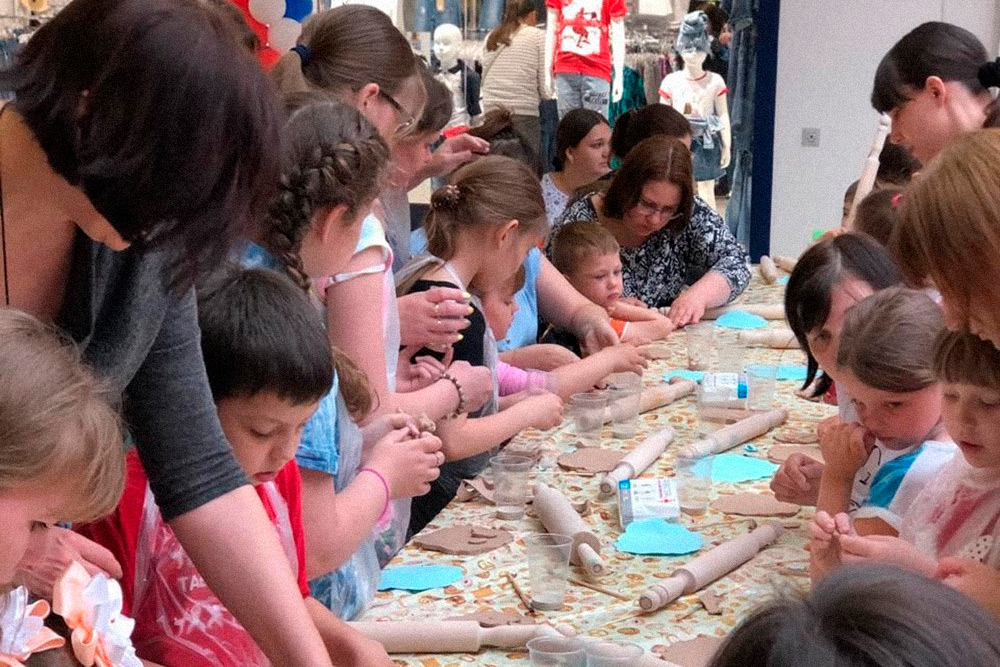Детский мастер-класс по лепке из теста в торговом центре. На одно такое мероприятие приходит от 20 до 60 детей