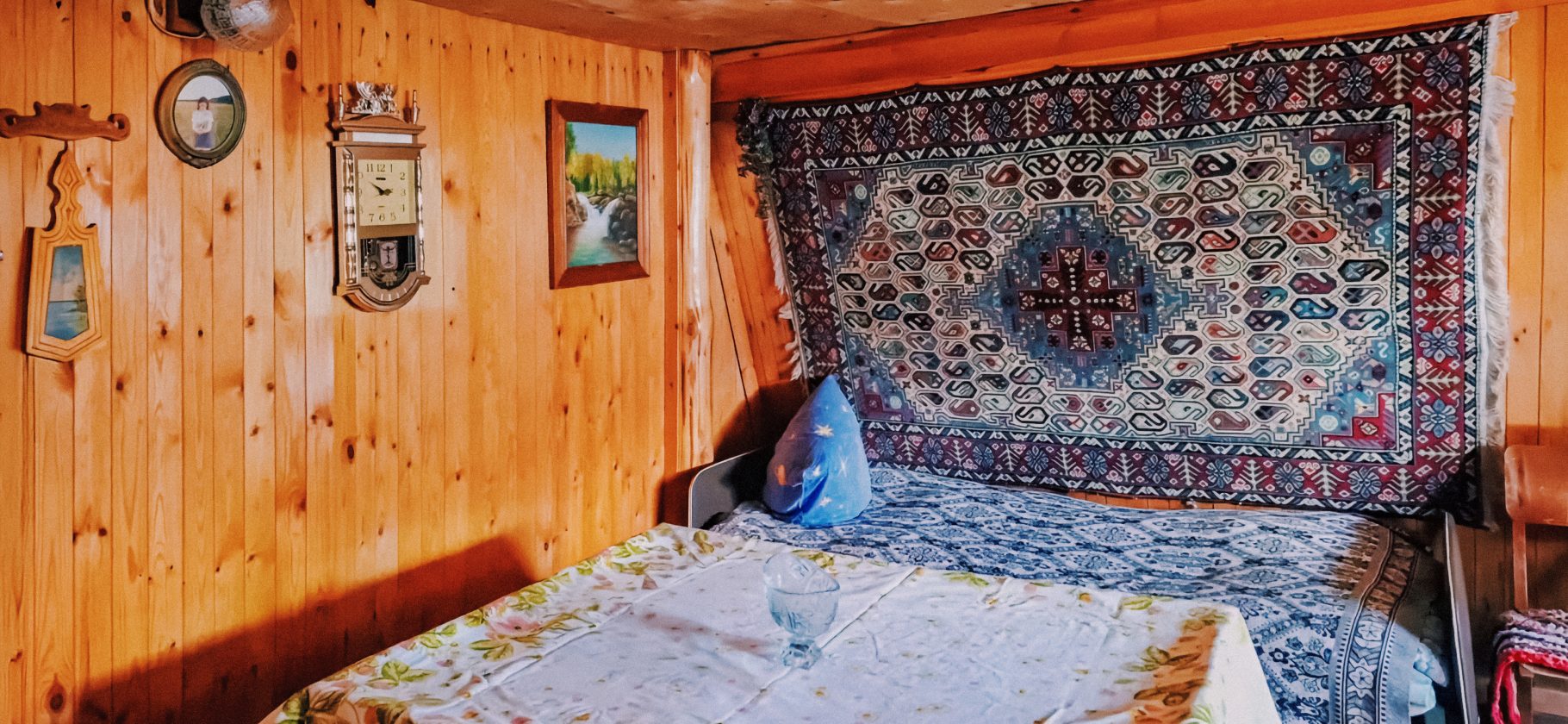 Как мои родители обустроили дачу в стиле 90⁠-⁠х ​и проводят там тема­тические вечеринки