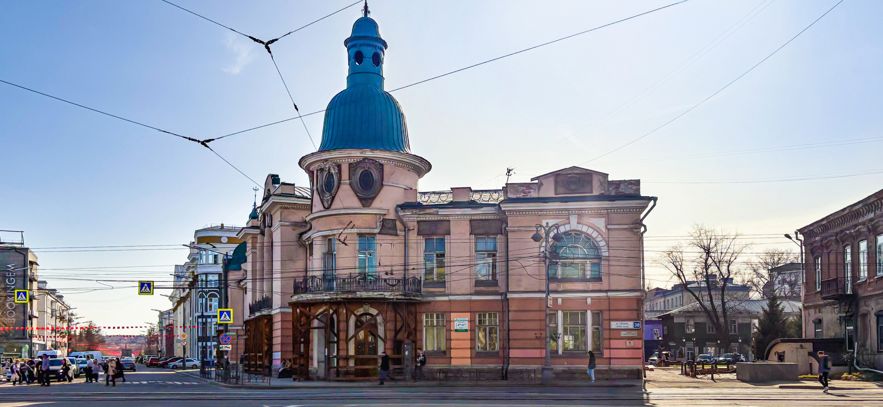 Необыкновенная поликлиника с лепниной и ажурными балконами в Иркутске