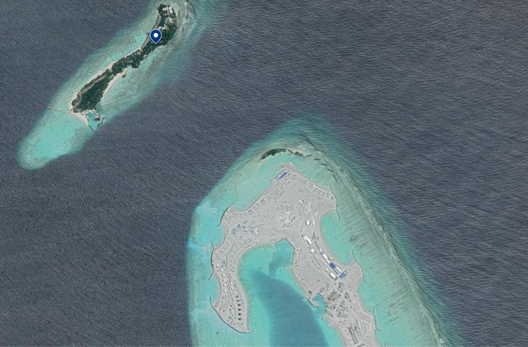 На спутниковой карте видно, что на мелководье строят отель. Расстояние между островами — около 500 метров. Источник: google.com/maps