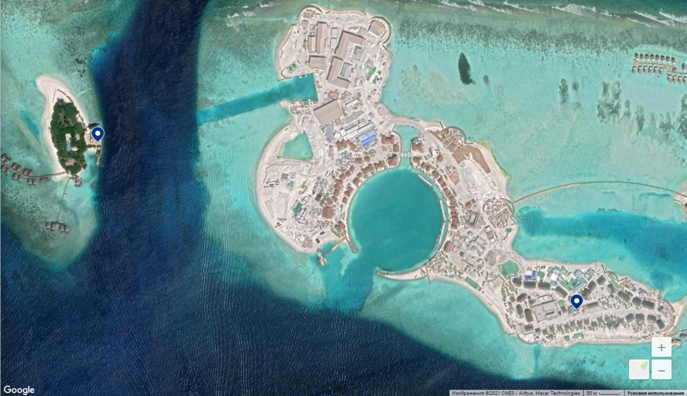 На спутниковой карте видно, что маленький остров слева весь покрыт зеленью, а большой искусственный справа еще голый, но уже принимает туристов. Источник: google.com/maps