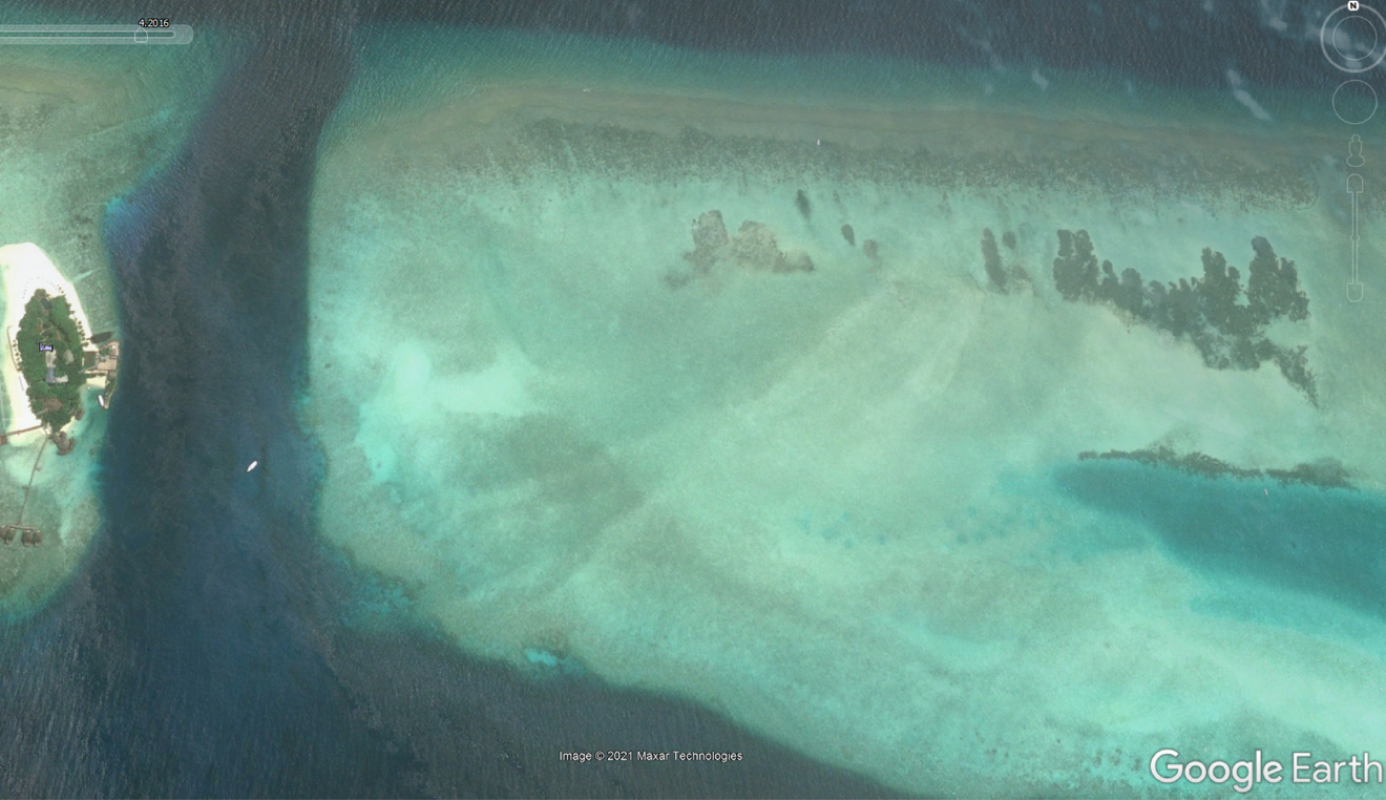 В апреле 2016 года большого острова справа еще не было. Источник: earth.google.com