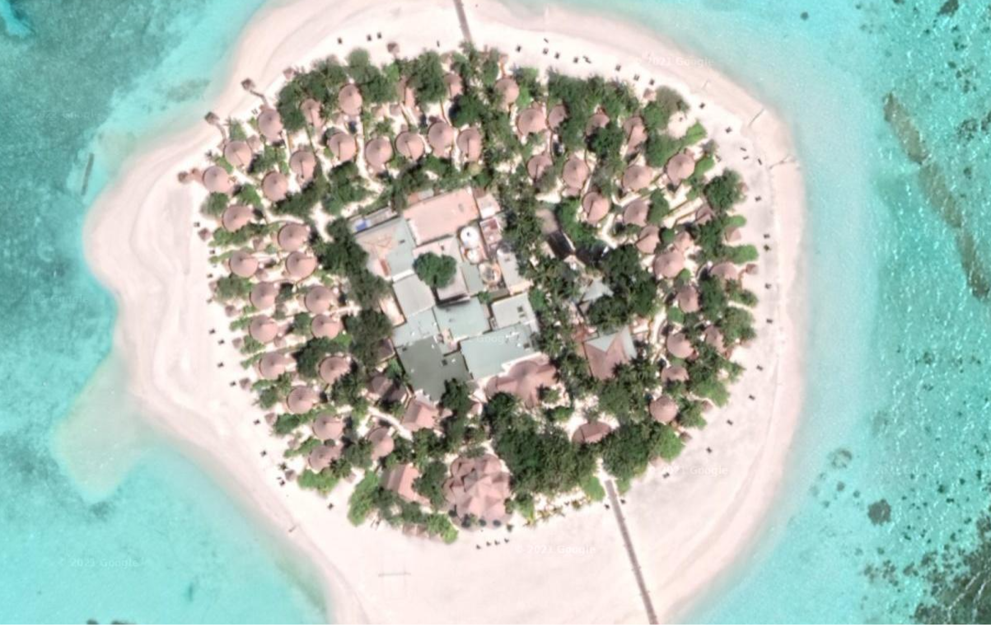 Радиус острова Banyan Tree Vabbinfaru — всего 300 метров. На мой взгляд, на нем очень много построек. У этого резорта высокая оценка, но я бы на такой не поехал. Источник: google.com/maps