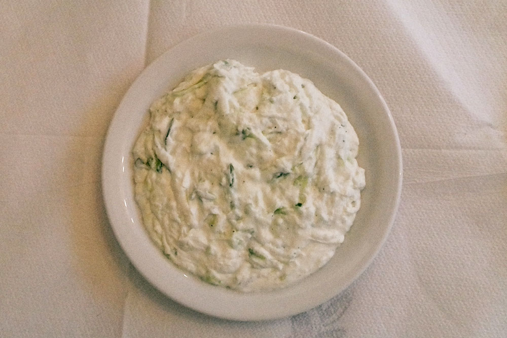 Дзадзики — традиционный греческий соус с йогуртом, огурцом, чесноком и оливковым маслом