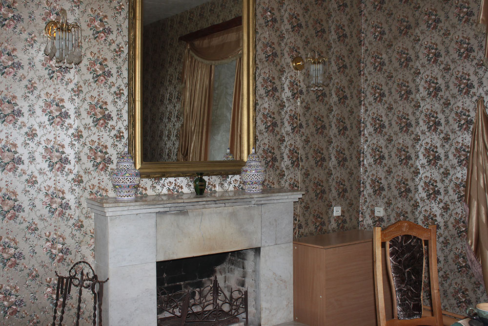 В доме-музее семьи Перовских сохранились некоторые предметы из обстановки 19 века, например фортепиано, которому уже 150 лет