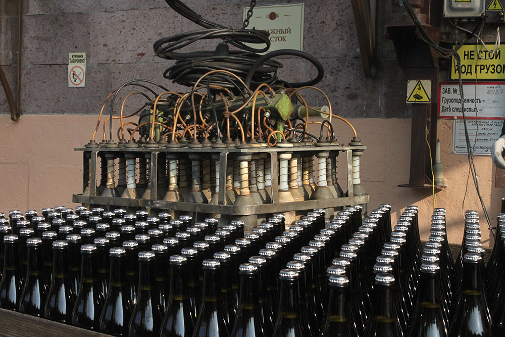 Во время производства игристое вино закрывают пробкой как у пивной бутылки