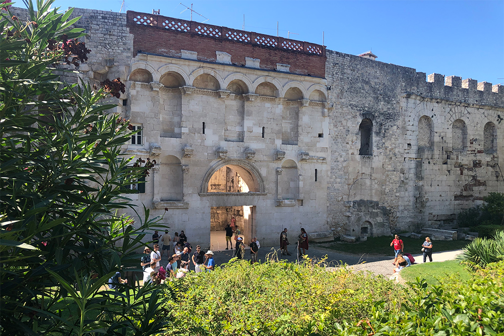 Главный вход во дворец Диоклетиана — Золотые ворота