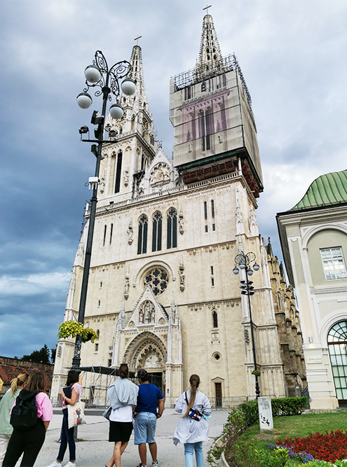 Шпили кафедрального собора были возведены после землетрясения 1880 года