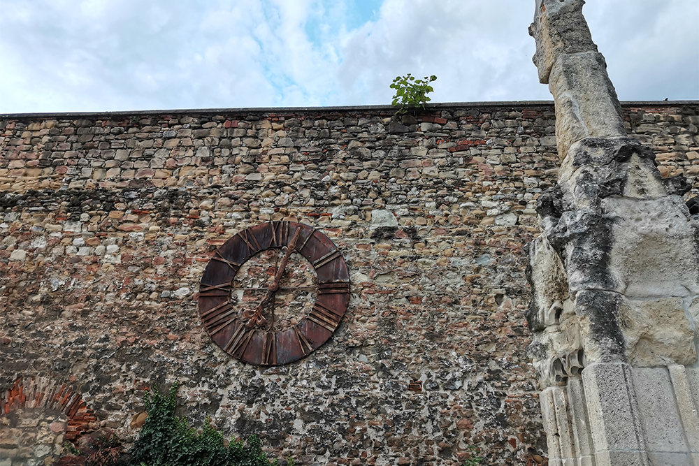 На стене слева от собора висят ржавые часы, время на которых остановилось на 07:03. Именно в этот момент в 1880 году землетрясение разрушило город