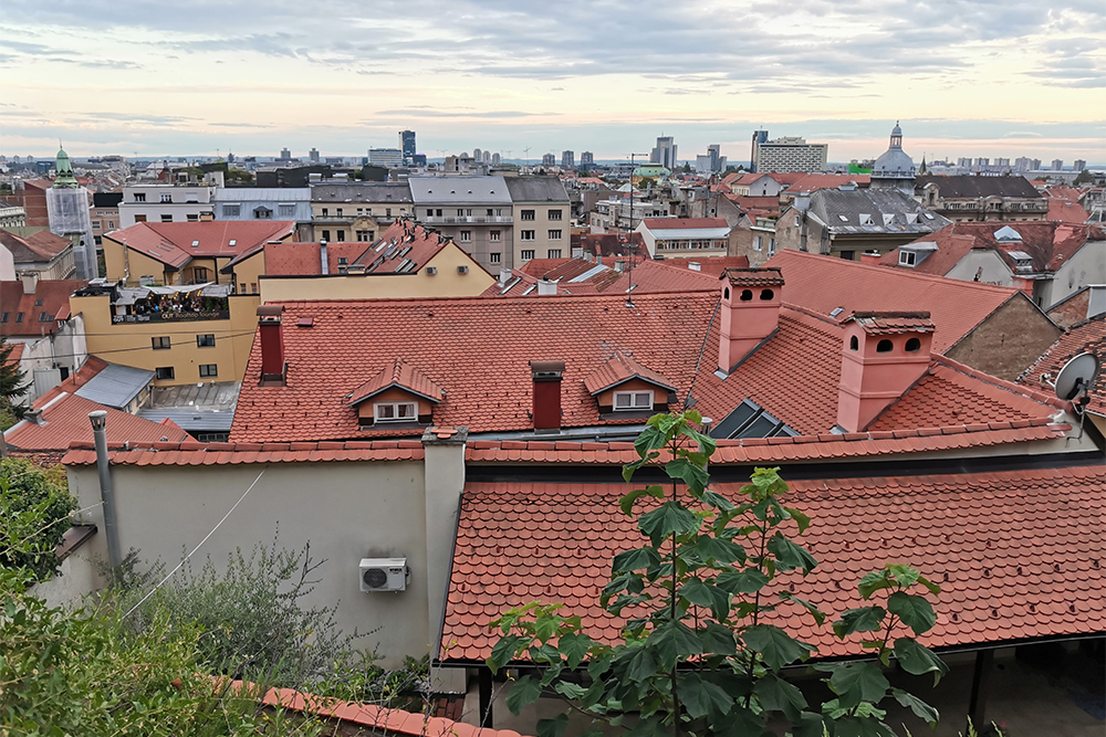 Мы поднялись по лестнице и увидели такую панораму Загреба