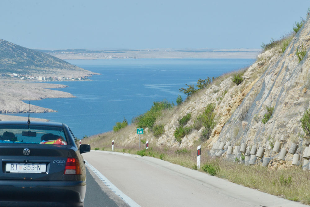 В Хорватии приятно прокатиться по дороге вдоль моря: взору постоянно открываются новые красивые пейзажи
