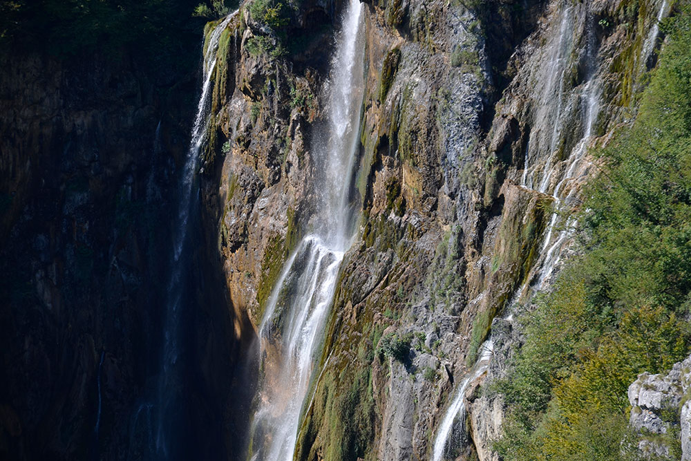 Это водопад в заповеднике «Плитвицкие озера». Именно из-за этого заповедника я поехала в Хорватию