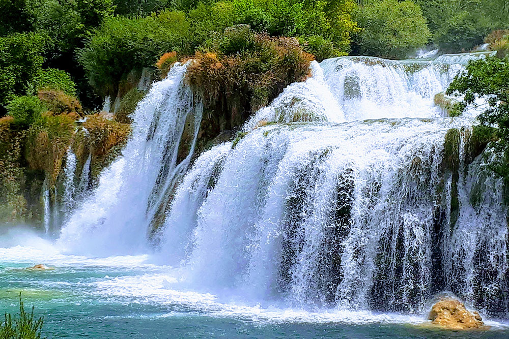 Верхушка водопада Скрадинский бук, у него семь порогов