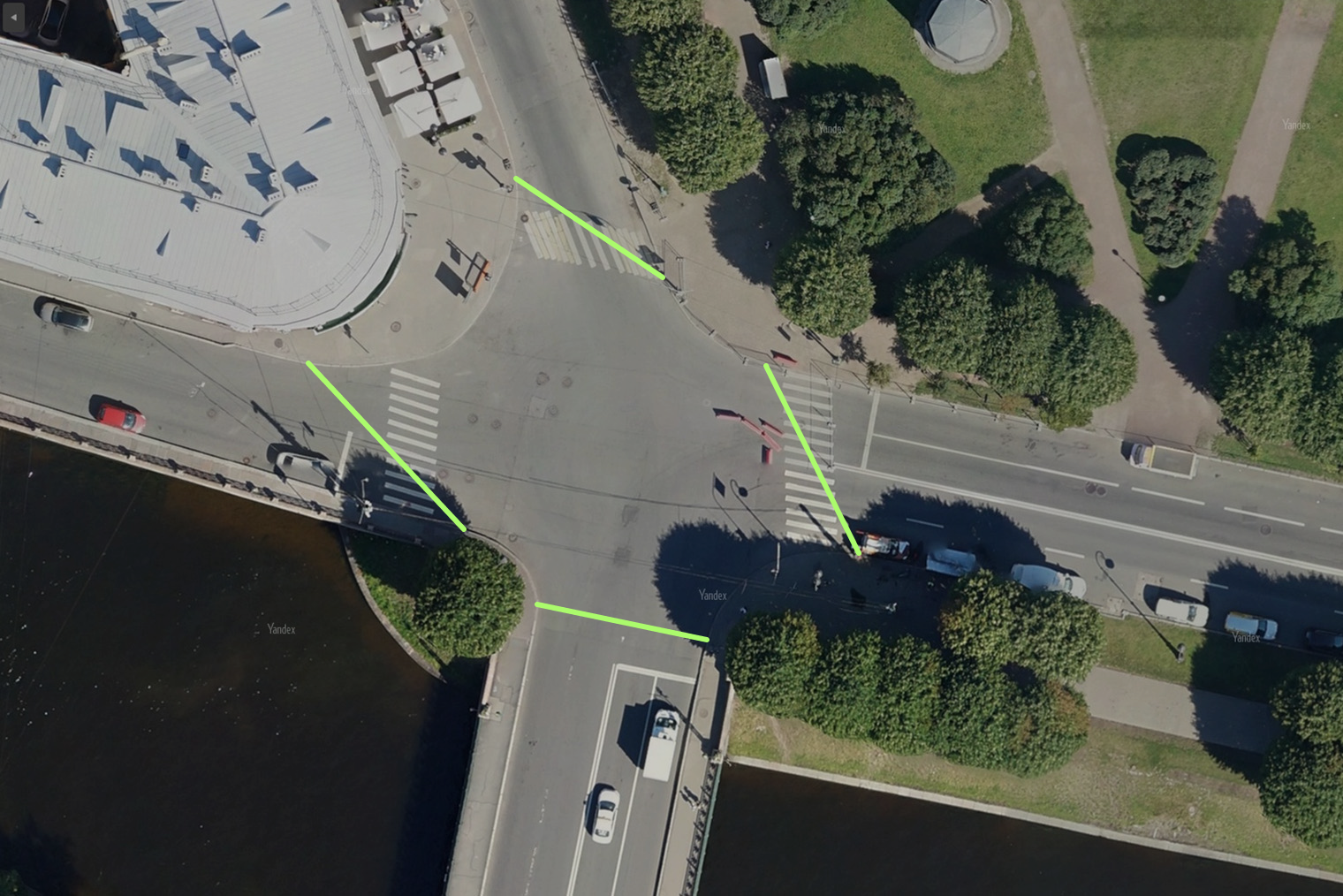 Границы этого перекрестка пересекают пешеходные переходы под разными углами. Санкт-Петербург, перекресток набережной реки Мойки и 2⁠-⁠го Садового моста. Источник: «Яндекс-карты»
