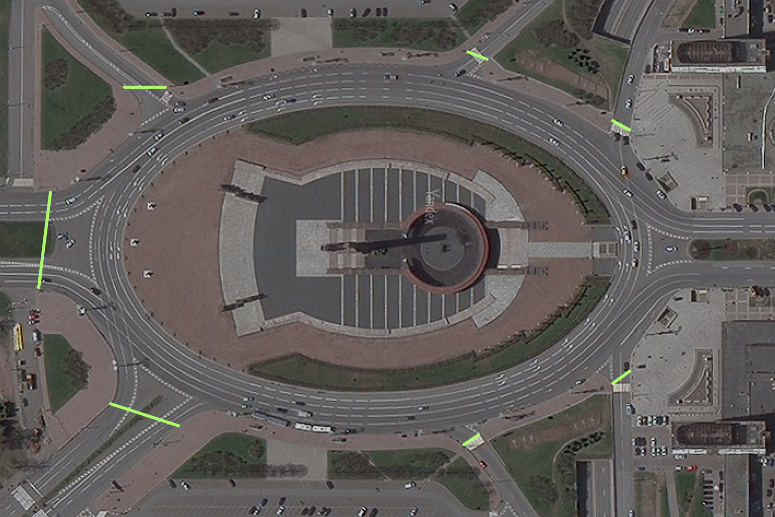 Границы перекрестка с круговым движением на площади Победы в Санкт-Петербурге трудно уложить в классификацию форм. Источник: «Яндекс-карты»