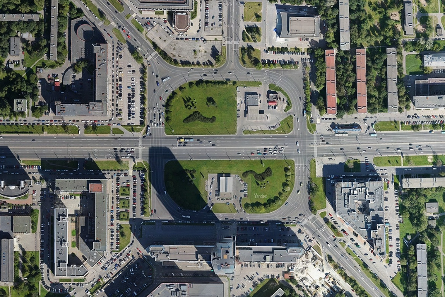 Перекресток на площади Конституции в Санкт-Петербурге похож на квадрат. Но движение на нем организовано по кольцевой схеме. Источник: «Яндекс-карты»