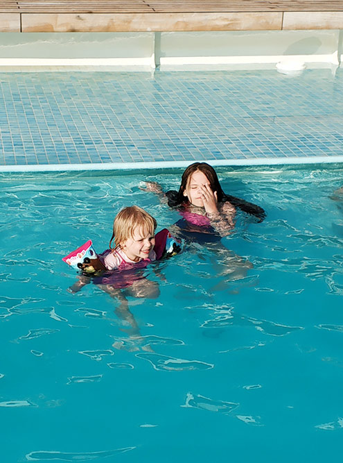 Почти все свободное время мои дети купались в бассейне
