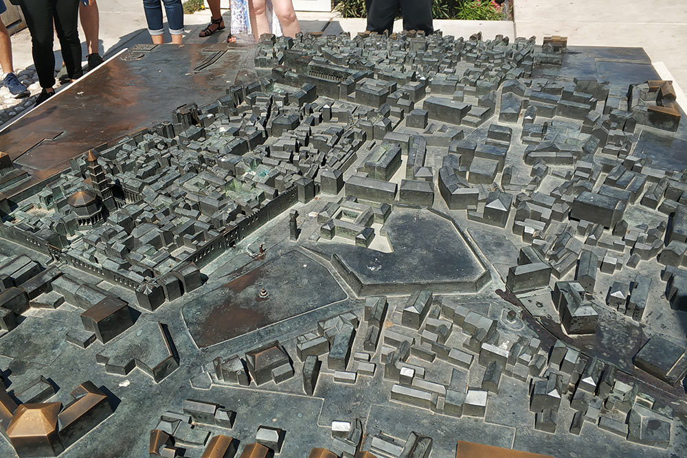 Трехмерная карта Старого города Сплита: без подписей разобраться сложно, но выглядит красиво. Детям понравилось