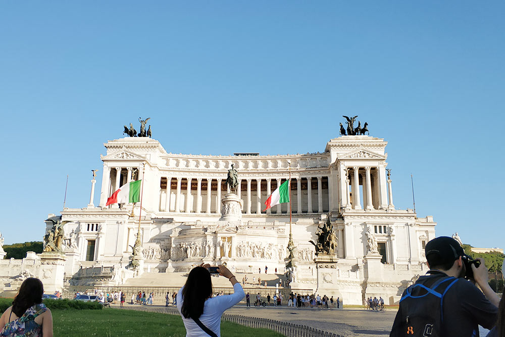 Монумент Витториано на площади Венеции установлен в честь короля Виктора Эммануила II. Он правил Италией в 1849⁠—⁠1878 годах. В здании сзади находится музей Рисорджименто — войны за объединение Италии, но мы туда не заходили
