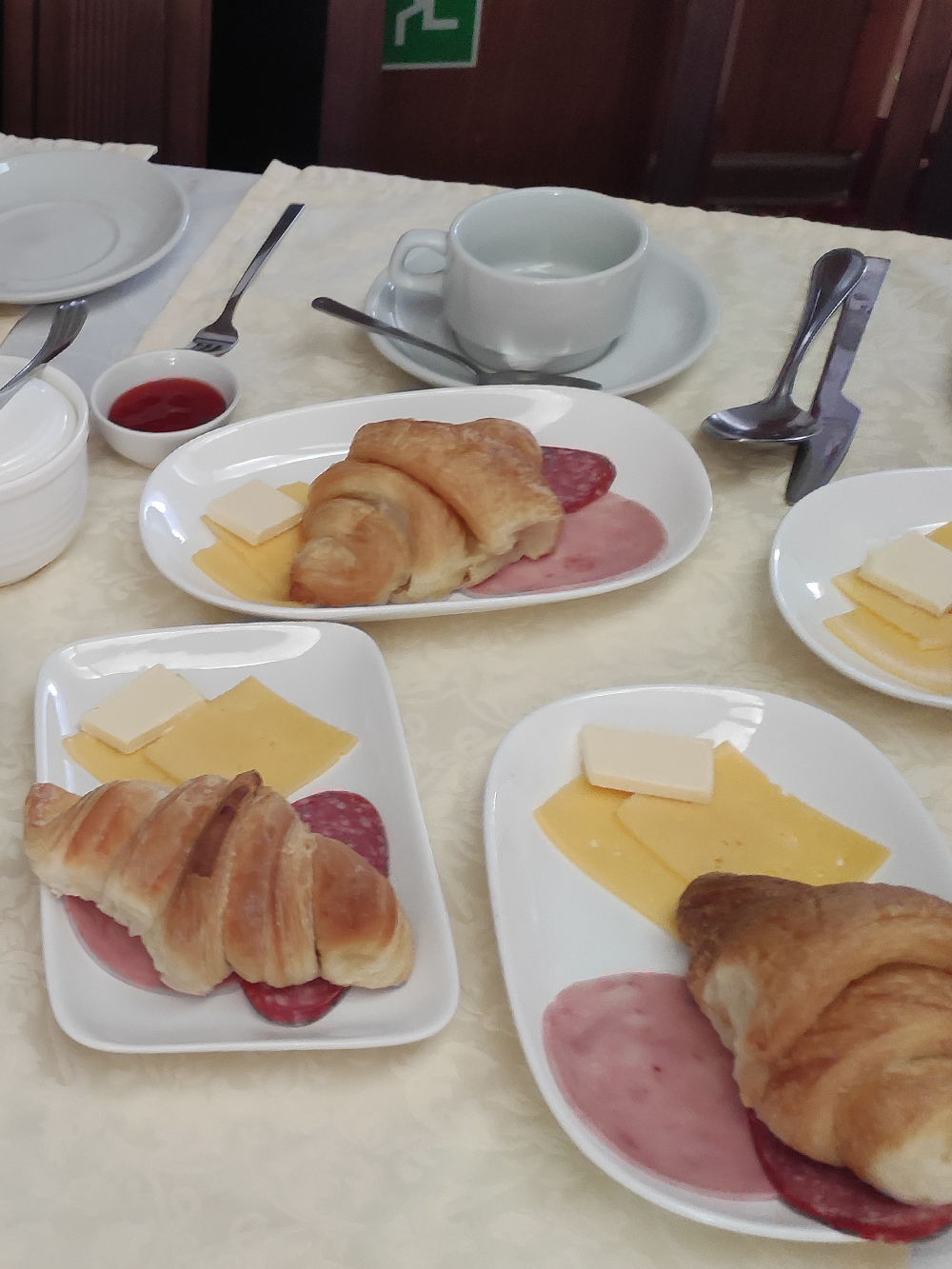 Круассаны, ветчину и сыр подавали каждое утро вместе с основным завтраком, состав которого менялся