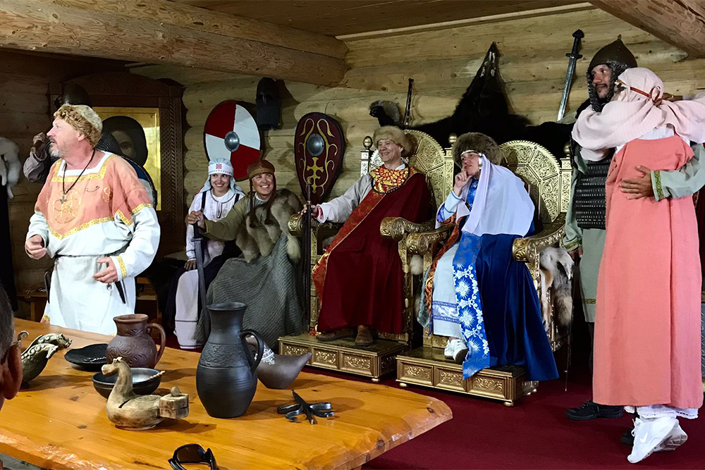 Туристам понравилось наряжаться в древнерусские костюмы. Источник: zastavarus.ru