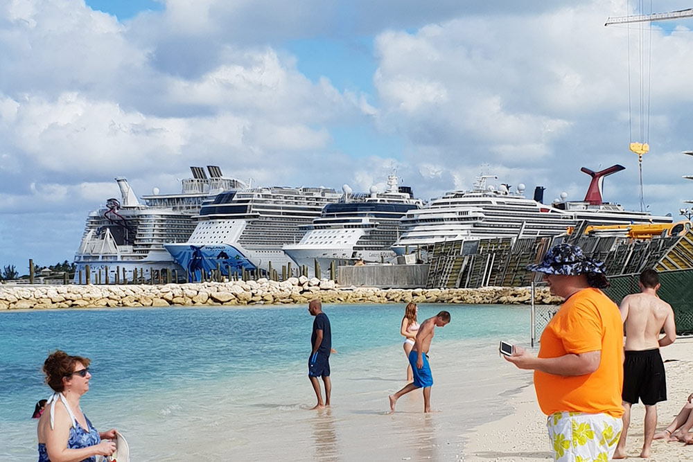 Порт на Багамских островах в столице Нассау, который может вмещать четыре огромных лайнера одновременно