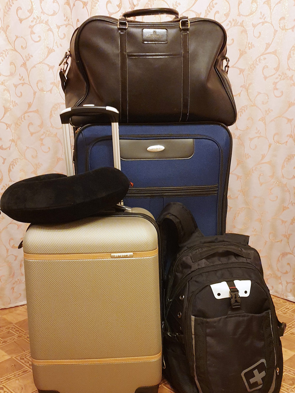 Вот сколько чемоданов и сумок я брала с собой на второй контракт. Еще примерно столько же взял молодой человек