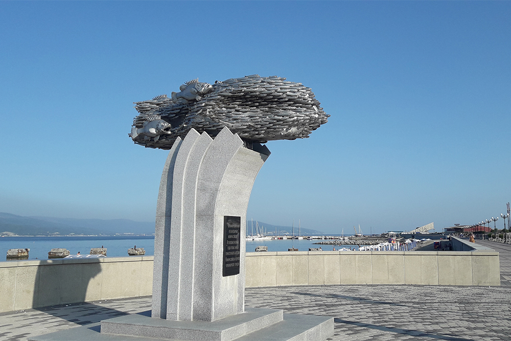 Памятник хамсе — рыбе, которая спасла Новороссийск от голода в годы ВОВ