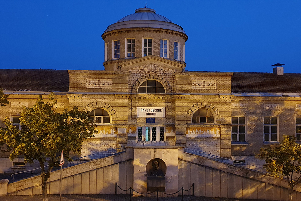 Одно из примечательных зданий Пятигорска — Пироговские ванны. Их открыли в 1914 году