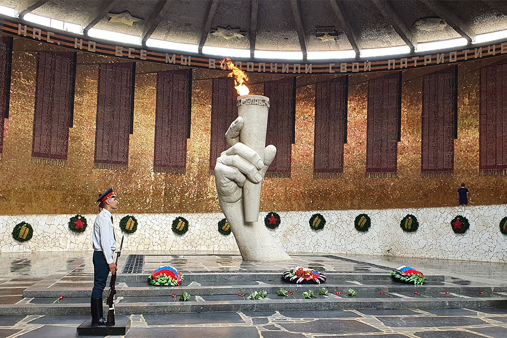 В Зале воинской славы горит Вечный огонь и стоит караул. На стенах высечены имена погибших солдат