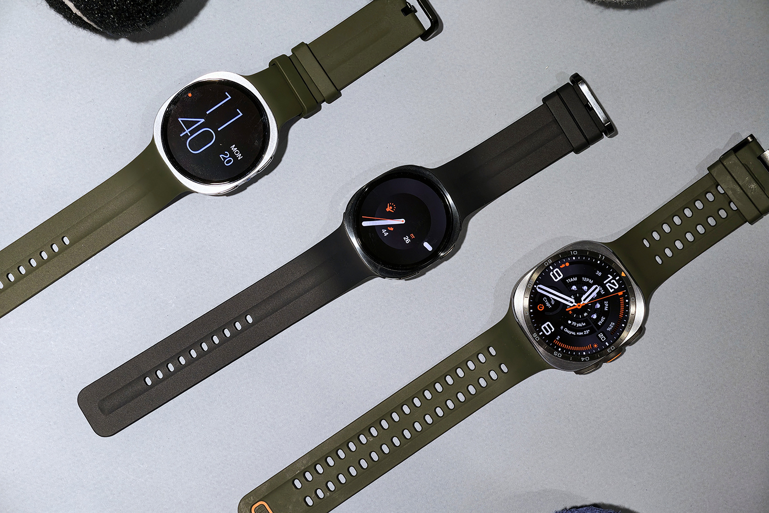 Galaxy Watch 9 есть в двух размерах — 40 и 44 мм. Оба компактнее, чем Ultra 2. Версии Classic с поворотным безелем в 2026 году нет