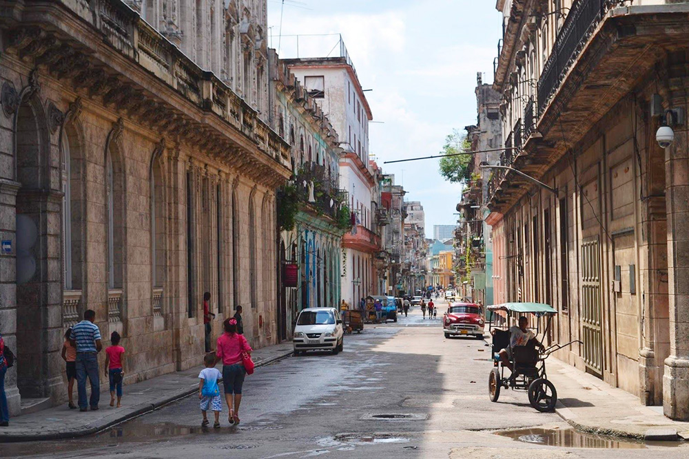 На улицах Гаваны сохранились старые дома в барочном стиле. Там я чувствовала себя как в музее под открытым небом