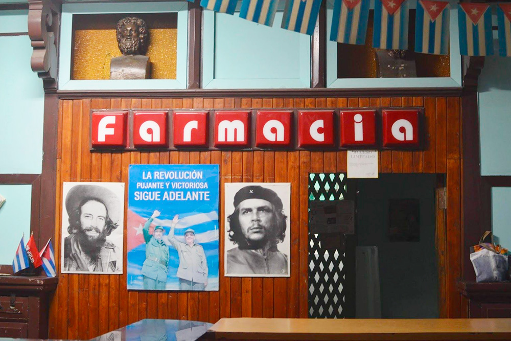 Кубинцы помнят революционеров. В местной аптеке до сих пор сохранились плакаты с изображением молодого Фиделя Кастро и Че Гевары