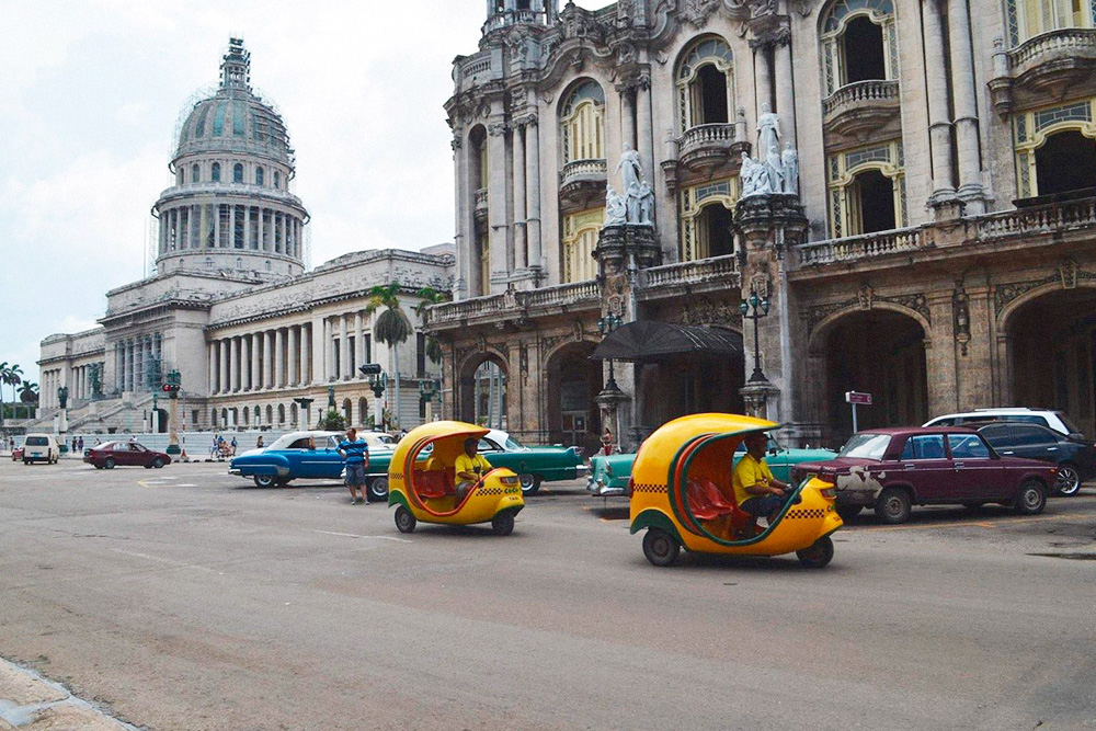 В Гаване популярны желтые коко-такси. Стоимость проезда зависит от дистанции — фиксированной стоимости нет. С таксистами можно торговаться
