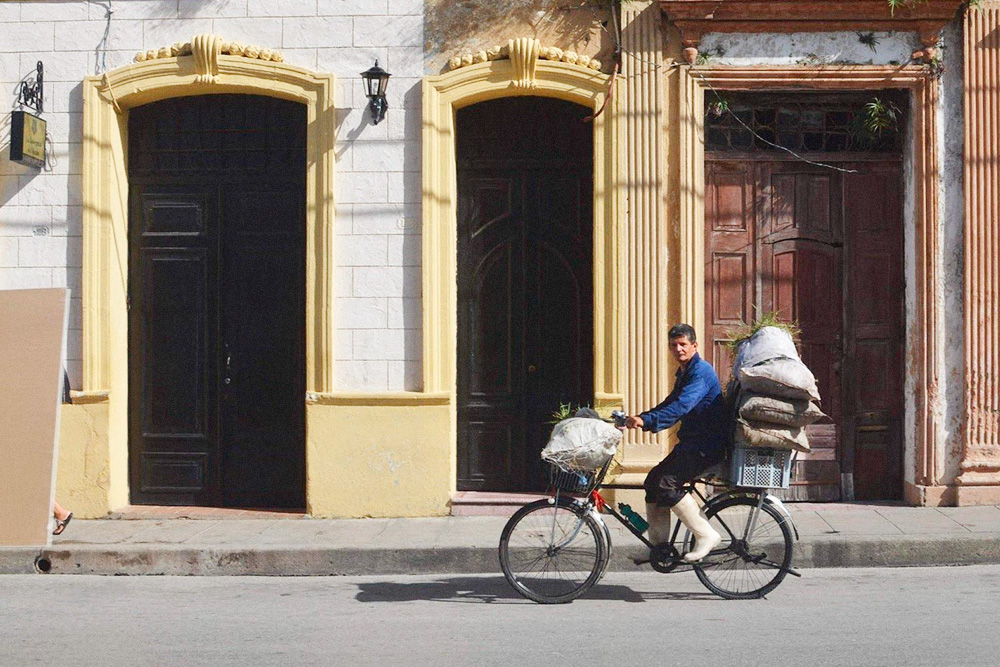 Во многих кубинских городах местные жители не могут себе позволить купить машину, поэтому перемещаются на велосипедах