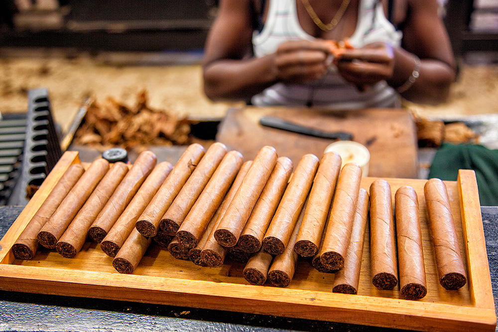 Согласно правилам российской таможни в Россию можно ввезти максимум 50 сигар. Автор: Tatiana Gordievskaia / Shutterstock