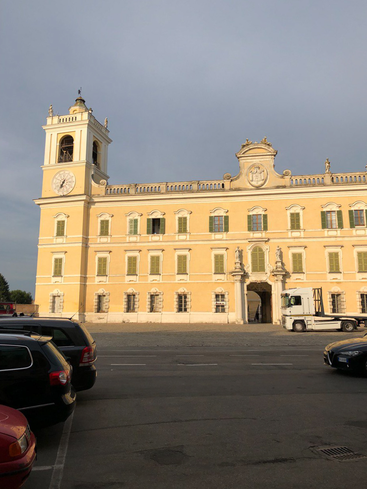 Школа располагается буквально в итальянском дворце