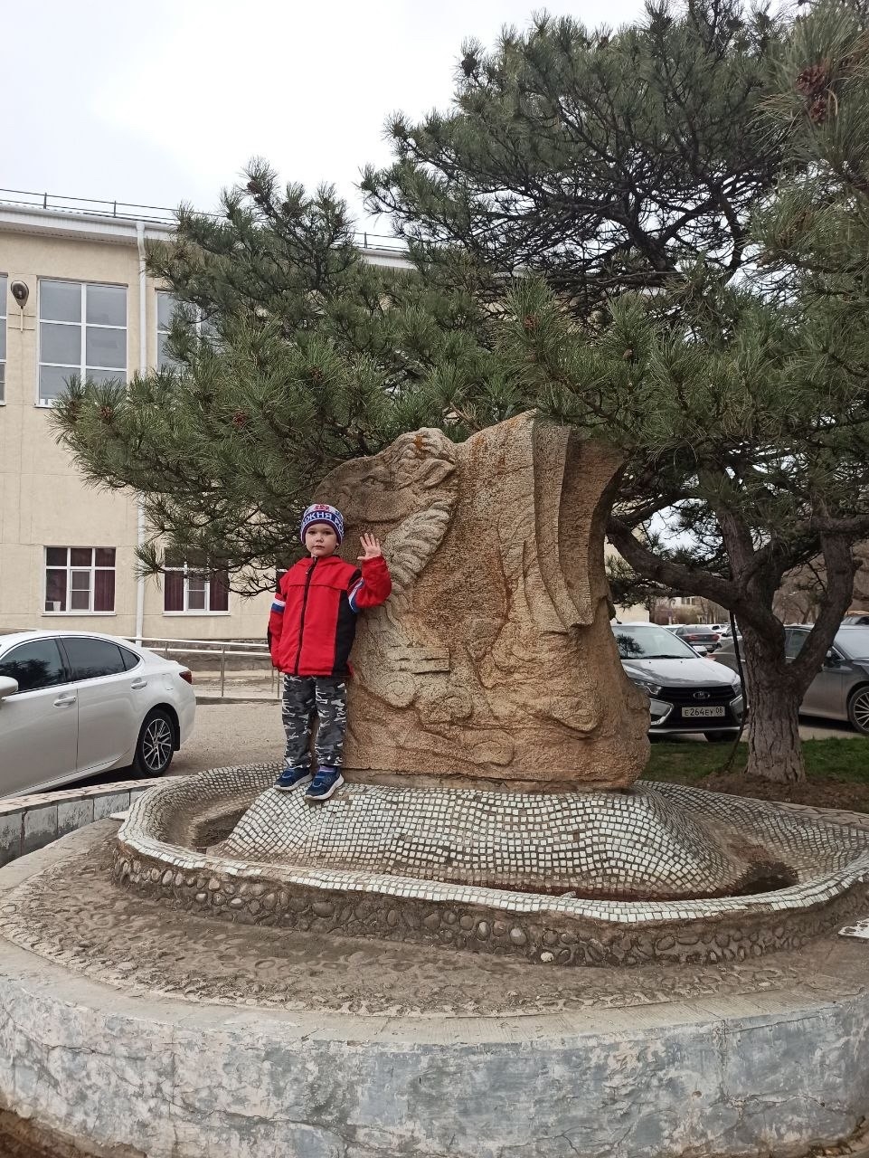 Скульптуры необычные, мы не смогли угадать что они означают) И вот такая невысокая растительность — норма для этих мест
