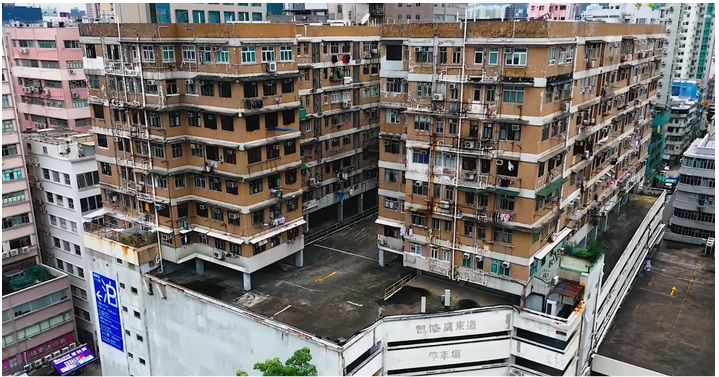 Дом на парковке