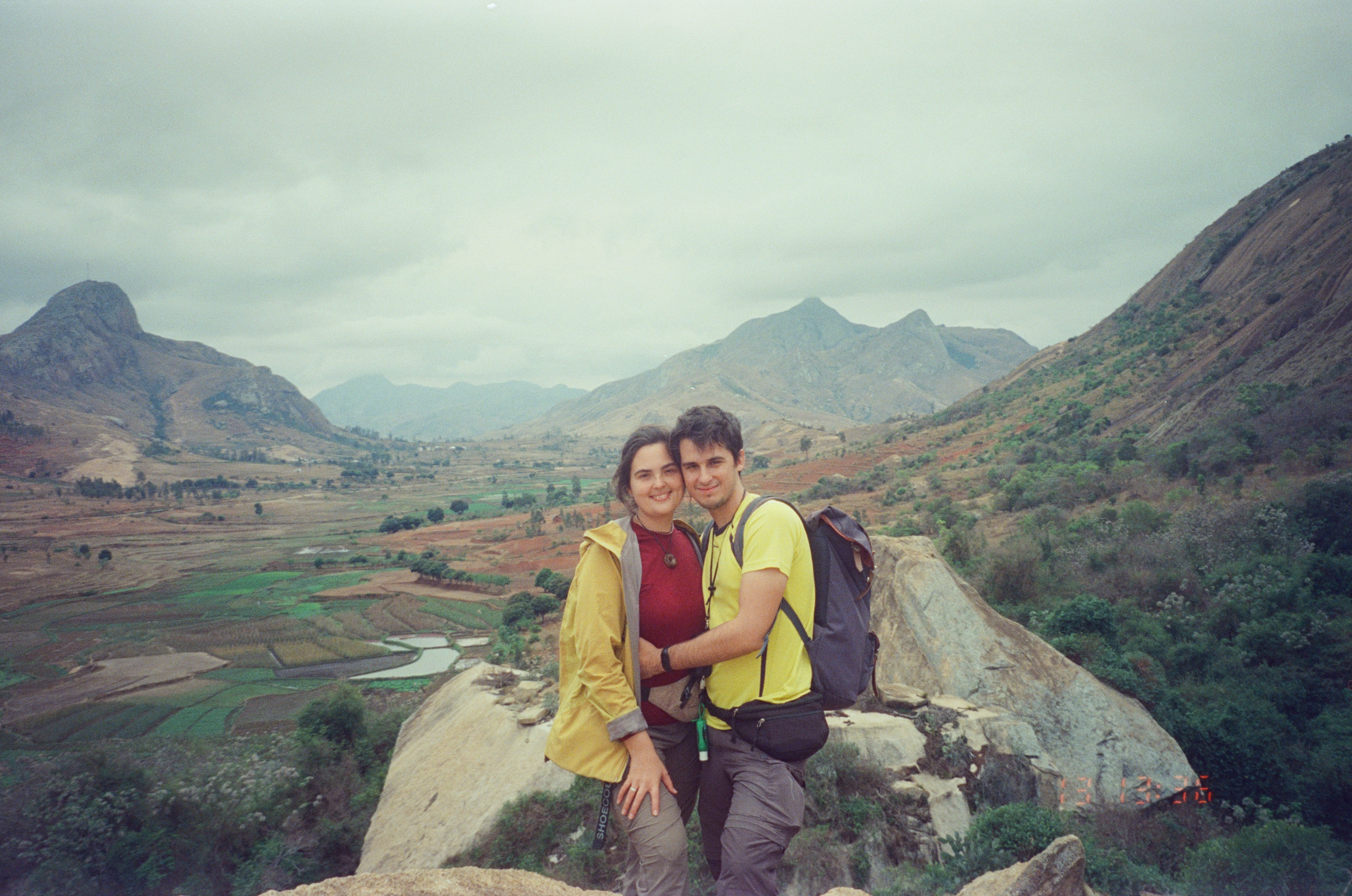 Мы с мужем на фоне долины в парке Anja Community Reserve