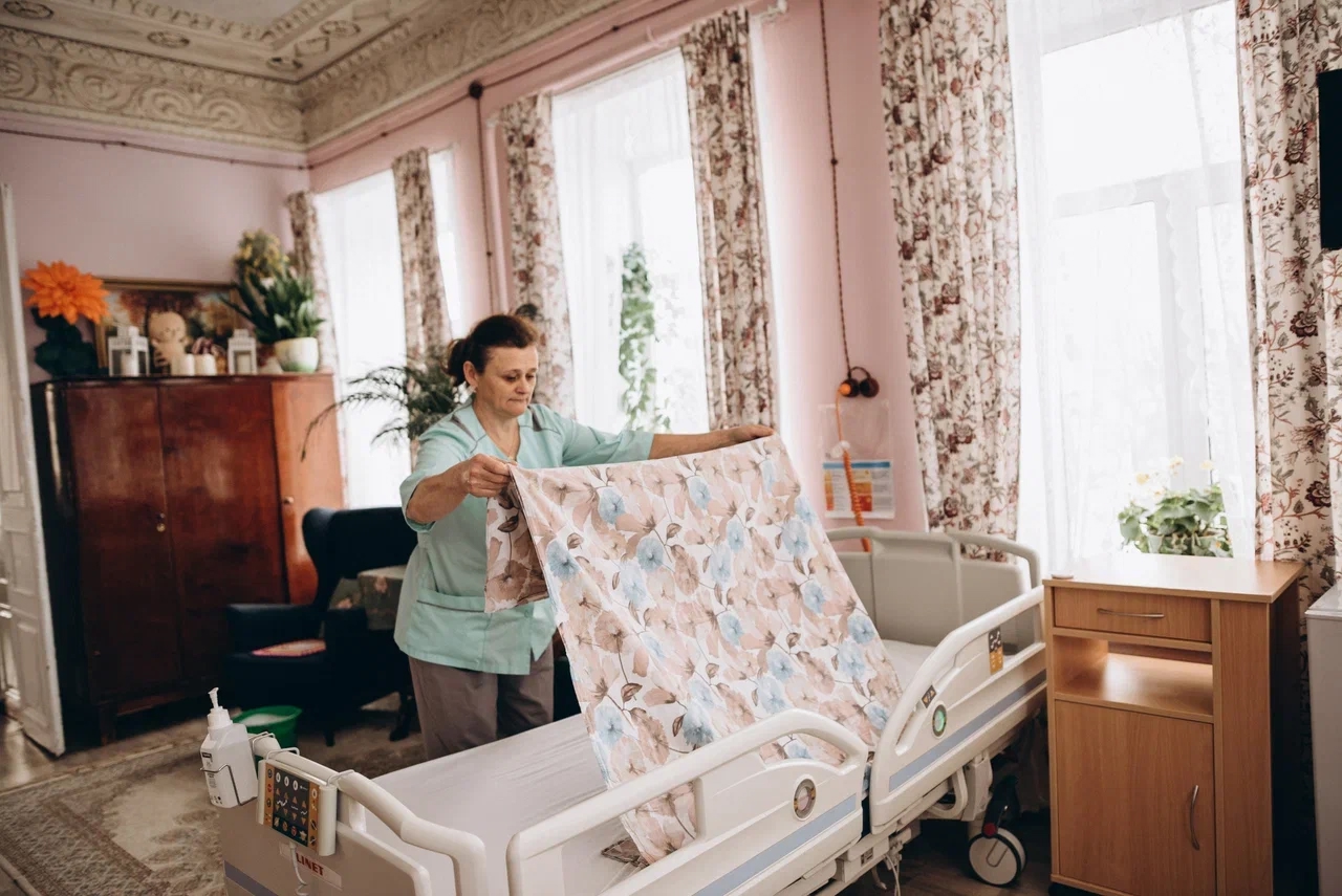 Дом милосердия кузнеца Лобова — необычный хоспис, который с 2018 года работает в Ярославской области. Получить современную помощь тут могут неизлечимо больные жители соседних районов и просто пожилые люди, о которых больше никто не может позаботиться. Создатели Дома милосердия и его сотрудники следят за тем, чтобы каждый из прибывших сюда чувствовал себя комфортно. Фото: Юлия Кузьмина