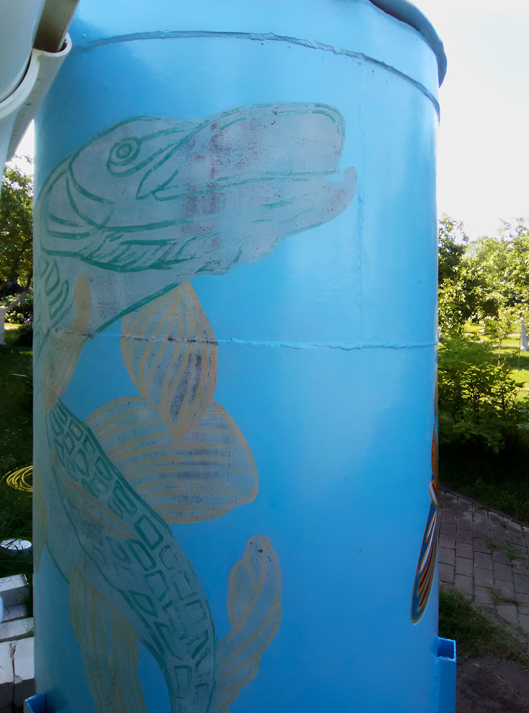 А это бочка с водой для полива, на которой муж нарисовал рыб