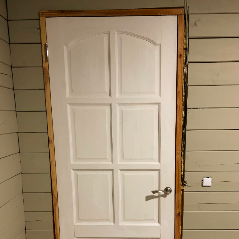 Окрашенная дверь с вензелем из «Леруа Мерлена». Дверную коробку здесь еще не установили — ее делал брат по рисунку дизайнера