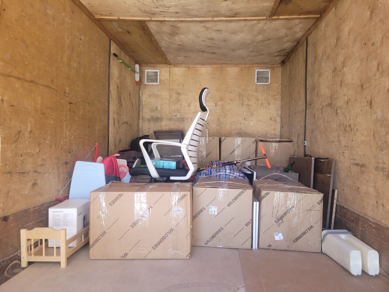 Наши вещи в грузовике: коробки, чемоданы, мебель